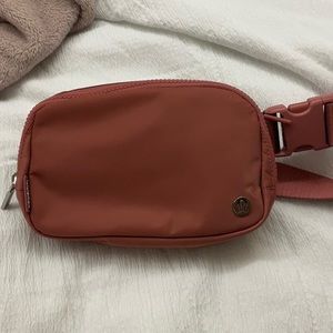 LULUEMON BRIAR ROSE BELT BAG **RARE COLOR